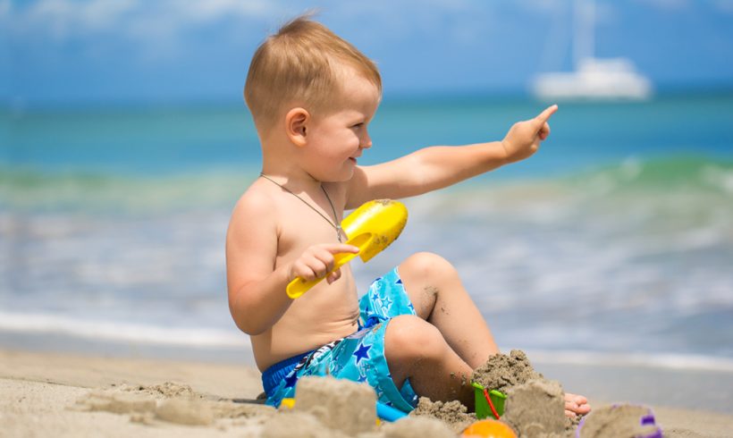 Al mare con bambini? Le regole per l’esposizione al sole